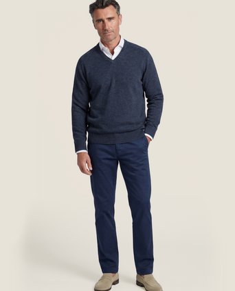 Klassischer Lammwollpullover mit V-Ausschnitt | Denimblau